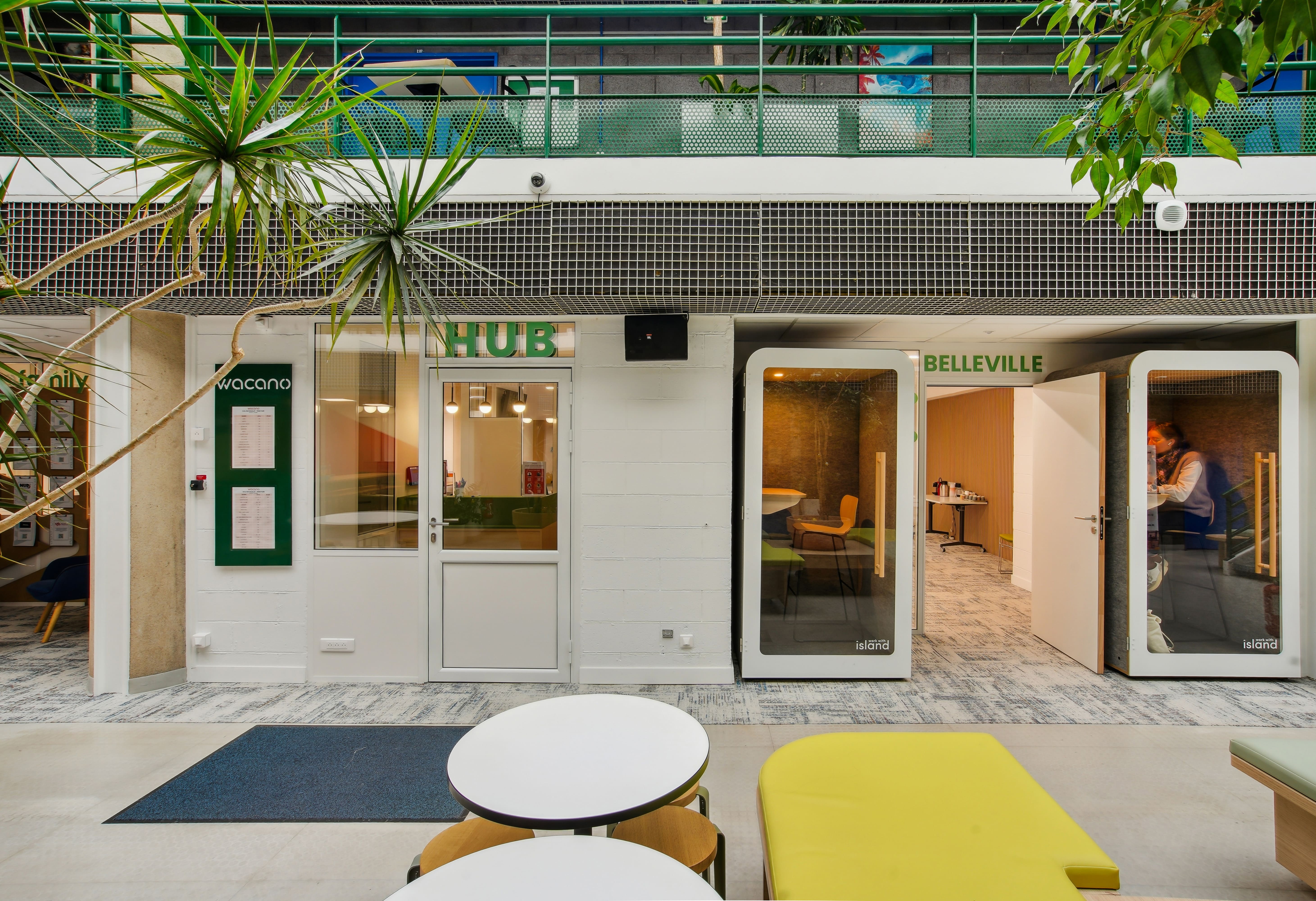 Wacano-Paris-20ème-arrondissement-bureau-incubateur-pépinière-hall-cabines téléphoniques.jpg